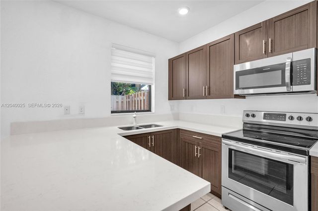 670 NE 207th St, Miami, FL 33179