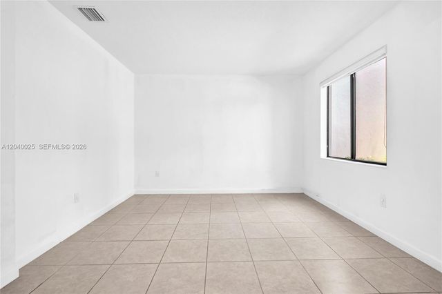 670 NE 207th St, Miami, FL 33179