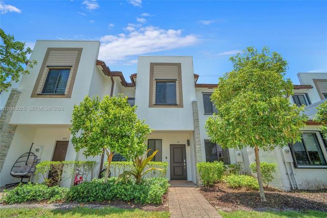 670 NE 207th St, Miami, FL 33179
