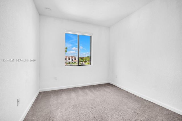 670 NE 207th St, Miami, FL 33179