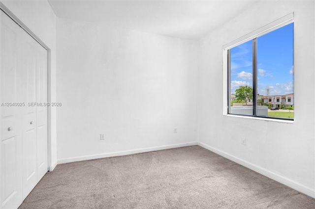 670 NE 207th St, Miami, FL 33179