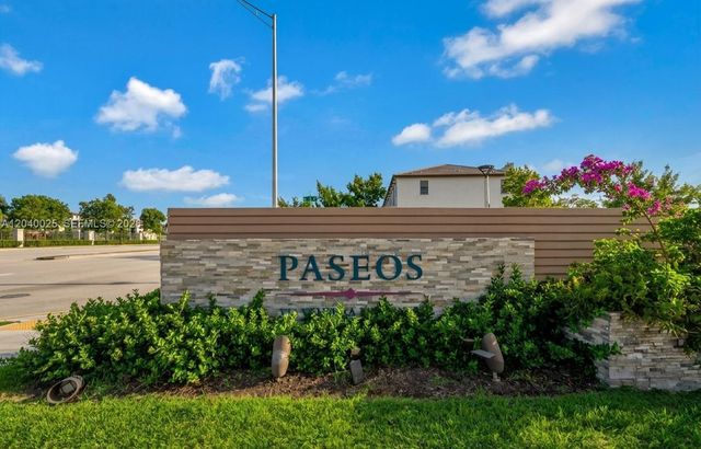 670 NE 207th St, Miami, FL 33179