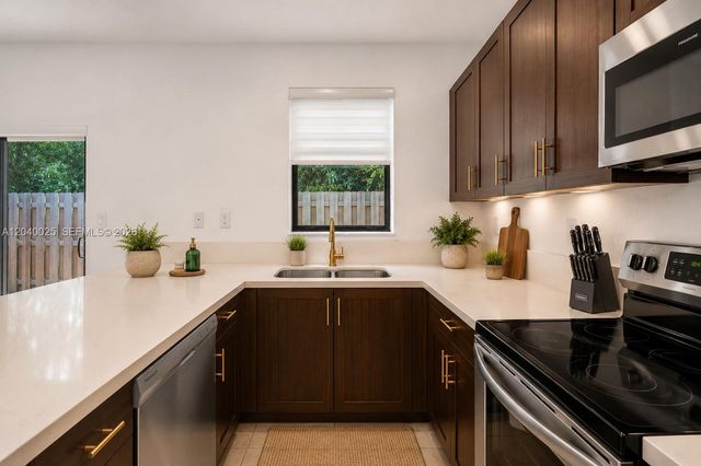 670 NE 207th St, Miami, FL 33179