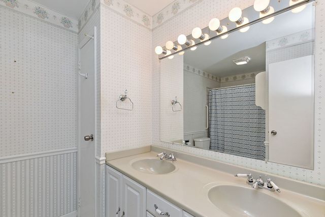 213 Villa Road, Streamwood, IL 60107