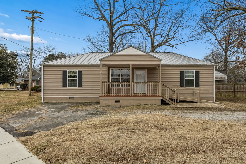 1210 Woodland Dr, Manchester, TN 37355