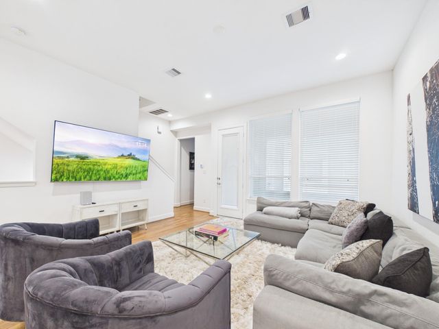 2711 Clinton Drive, Houston, TX 77020