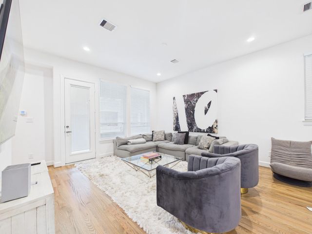 2711 Clinton Drive, Houston, TX 77020