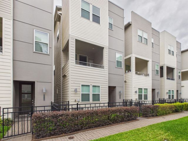 2711 Clinton Drive, Houston, TX 77020