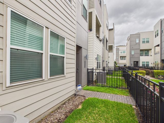 2711 Clinton Drive, Houston, TX 77020