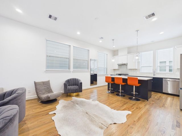 2711 Clinton Drive, Houston, TX 77020