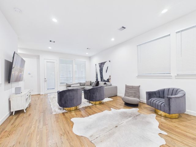 2711 Clinton Drive, Houston, TX 77020