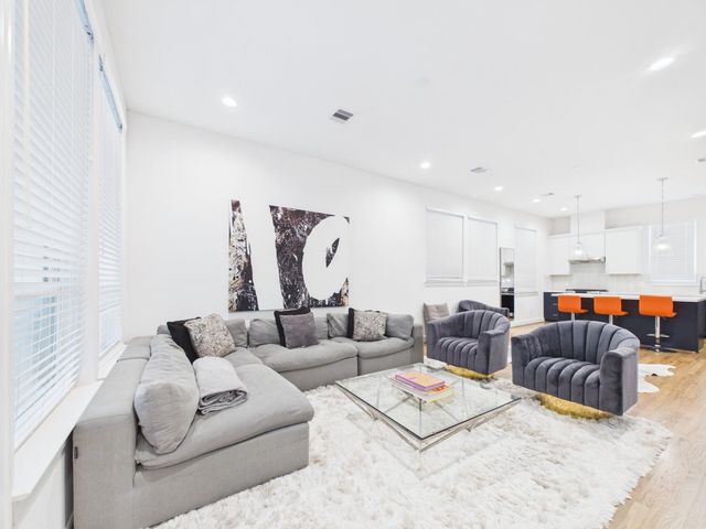 2711 Clinton Drive, Houston, TX 77020