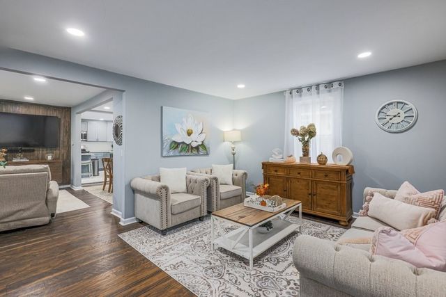 9 Granite St, Milford, MA 01757