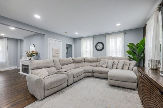 9 Granite St, Milford, MA 01757