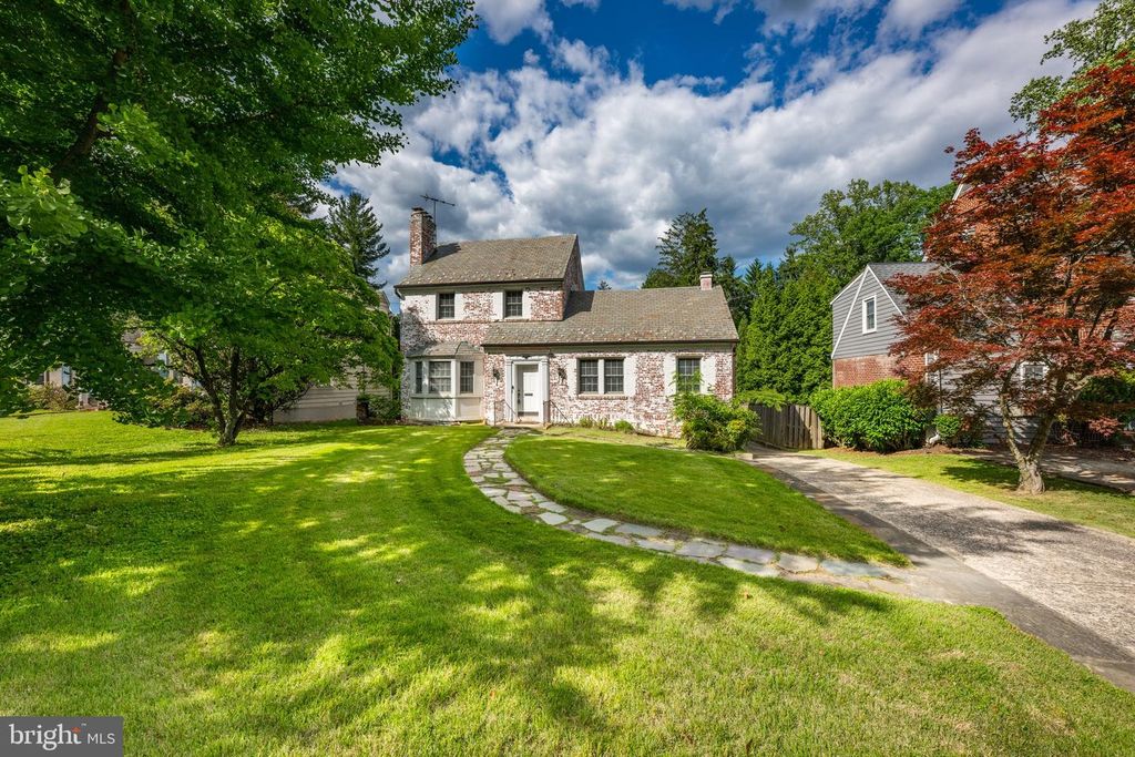 Image 2 of property listing at 5905 WILSON LN, Bethesda, MD 20817