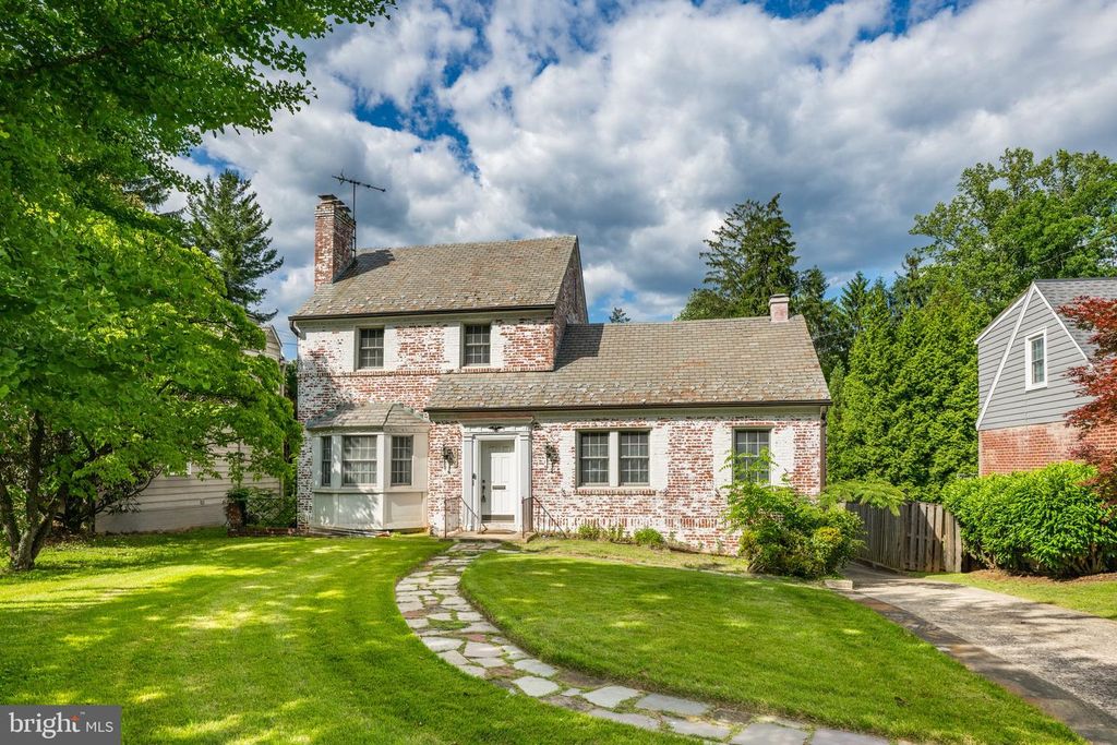 Image 3 of property listing at 5905 WILSON LN, Bethesda, MD 20817