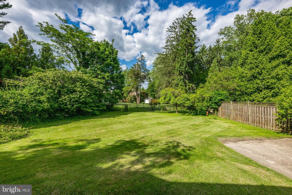 Image 4 of property listing at 5905 WILSON LN, Bethesda, MD 20817