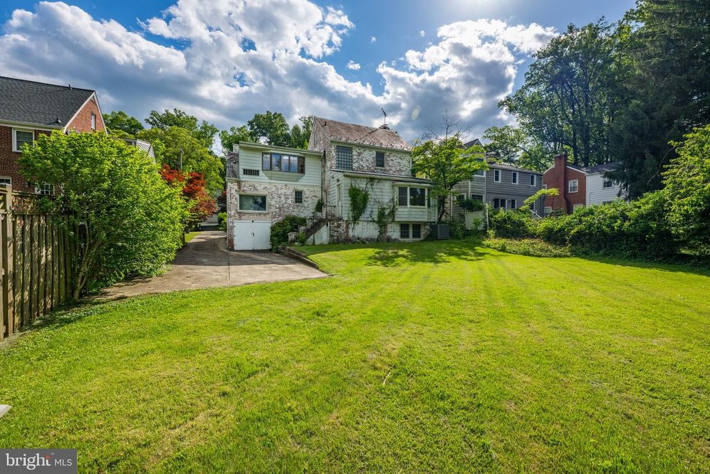 Image 5 of property listing at 5905 WILSON LN, Bethesda, MD 20817