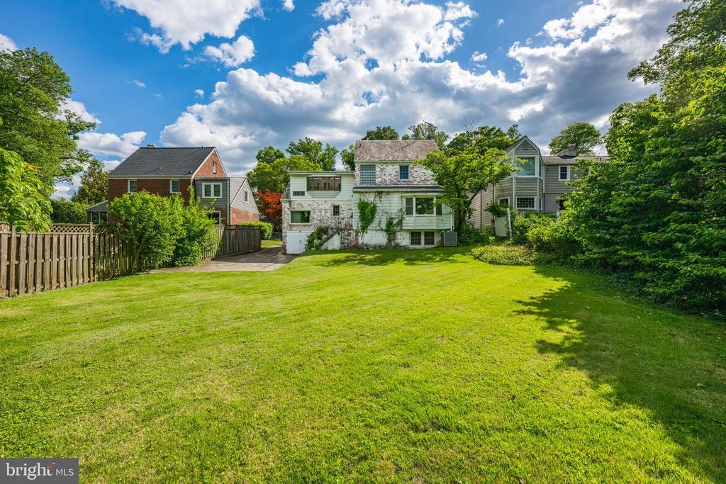 Image 6 of property listing at 5905 WILSON LN, Bethesda, MD 20817