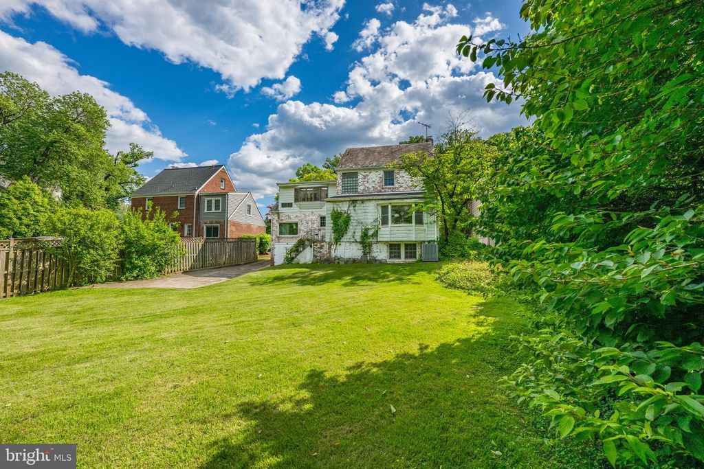 Image 7 of property listing at 5905 WILSON LN, Bethesda, MD 20817
