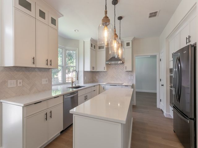 1041 Woodbriar Drive, Grapevine, TX 76051