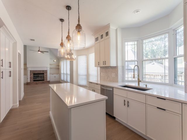 1041 Woodbriar Drive, Grapevine, TX 76051