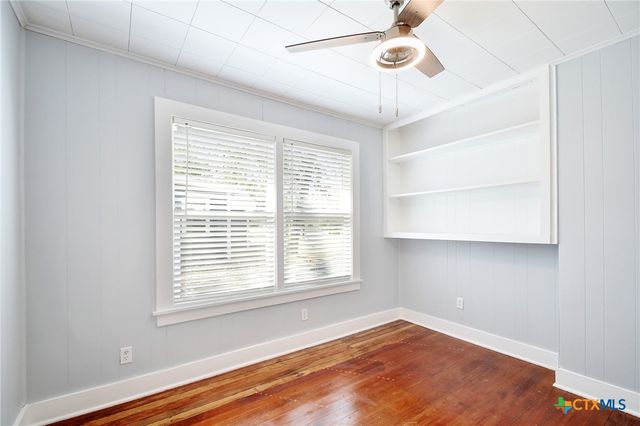 717 S Laurel Avenue, Luling, TX 78648