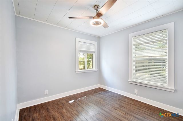 717 S Laurel Avenue, Luling, TX 78648