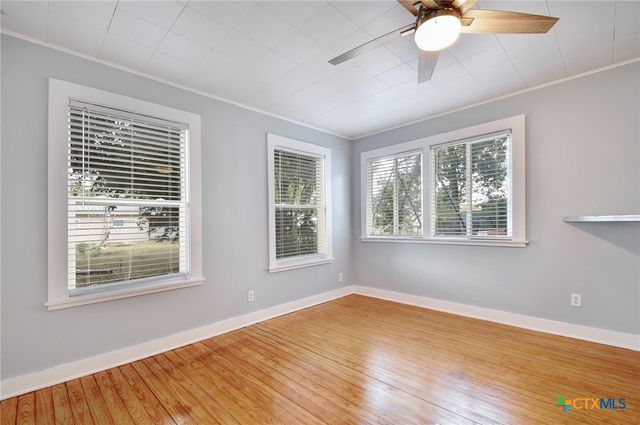 717 S Laurel Avenue, Luling, TX 78648