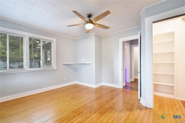 717 S Laurel Avenue, Luling, TX 78648
