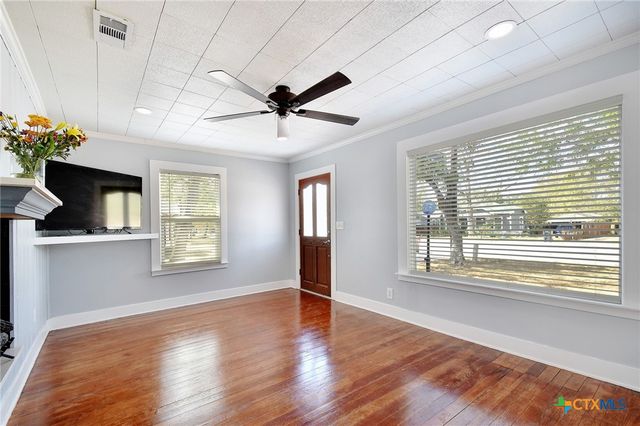 717 S Laurel Avenue, Luling, TX 78648