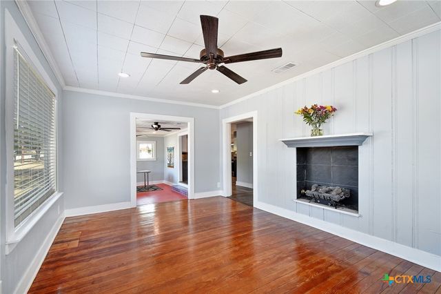 717 S Laurel Avenue, Luling, TX 78648