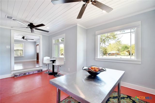 717 S Laurel Avenue, Luling, TX 78648