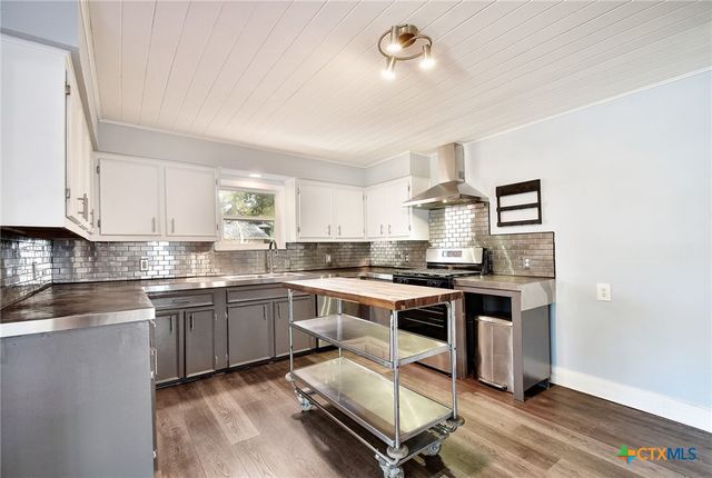717 S Laurel Avenue, Luling, TX 78648