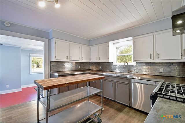 717 S Laurel Avenue, Luling, TX 78648