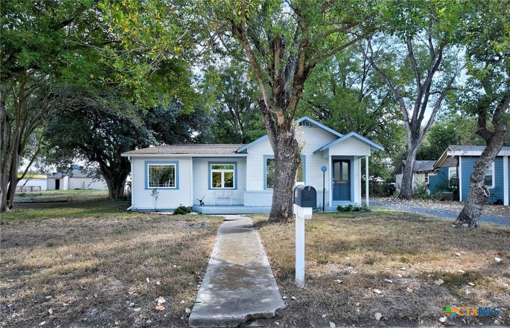 717 S Laurel Avenue, Luling, TX 78648