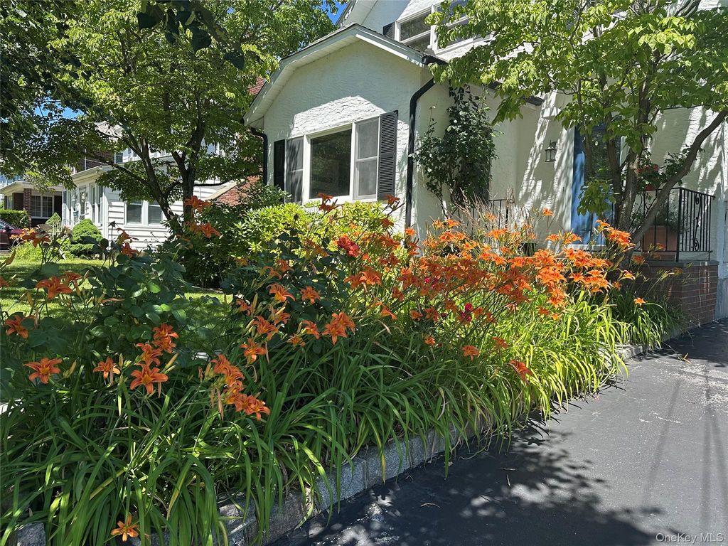 17 Cypress Avenue, Port Washington, NY 11050 — photo 2