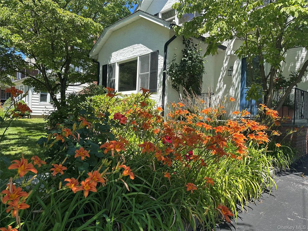 17 Cypress Avenue, Port Washington, NY 11050 — photo 3