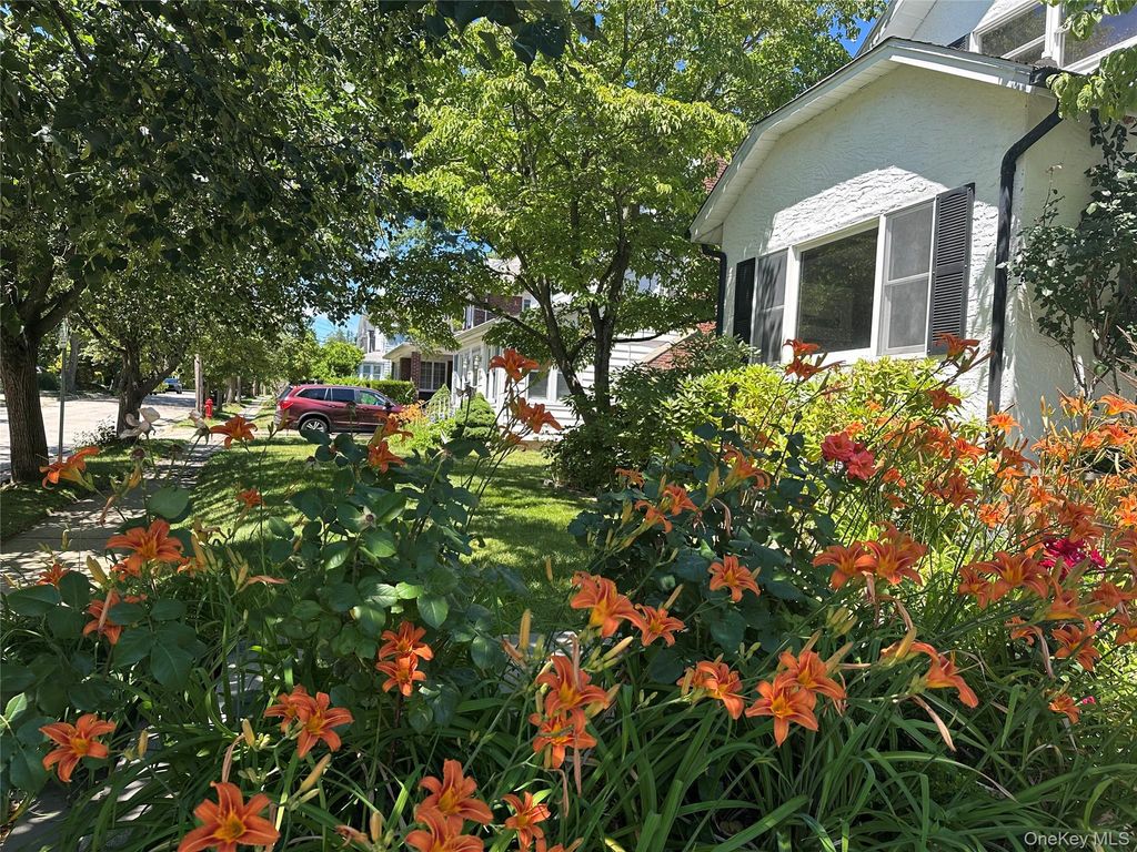 17 Cypress Avenue, Port Washington, NY 11050 — photo 4