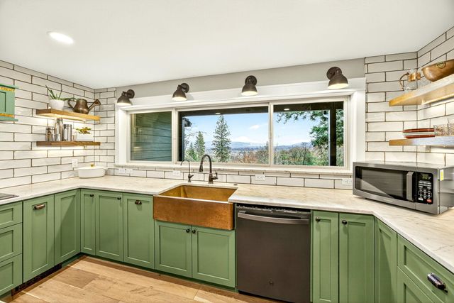 4075 Livingston Road, Central Point, OR 97502