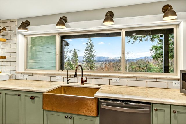 4075 Livingston Road, Central Point, OR 97502