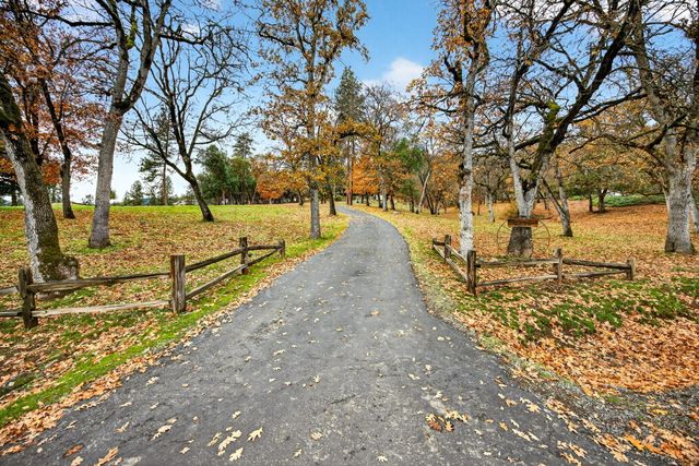 4075 Livingston Road, Central Point, OR 97502