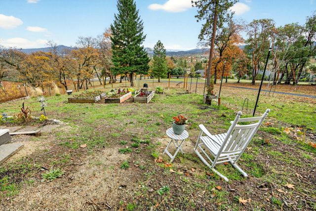 4075 Livingston Road, Central Point, OR 97502