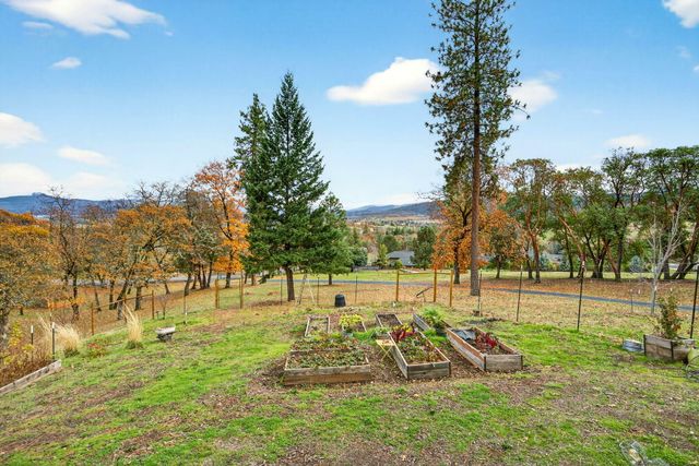 4075 Livingston Road, Central Point, OR 97502