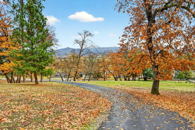 4075 Livingston Road, Central Point, OR 97502