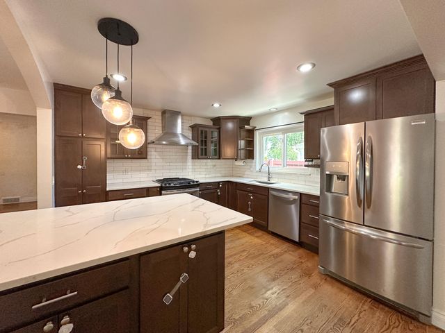 21203 River Road, Grosse Pointe, MI 48236
