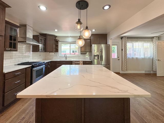 21203 River Road, Grosse Pointe, MI 48236