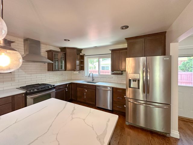 21203 River Road, Grosse Pointe, MI 48236