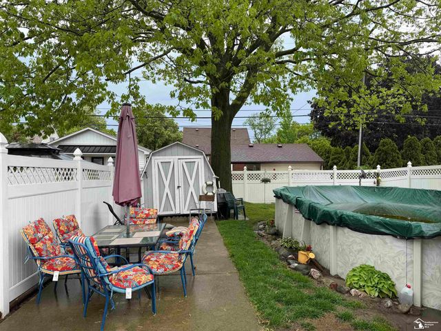 45 Cleveland Street, Trenton, MI 48183
