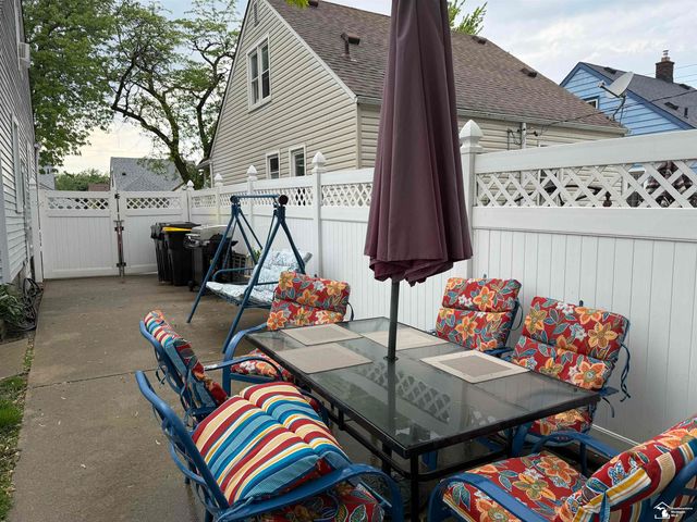 45 Cleveland Street, Trenton, MI 48183